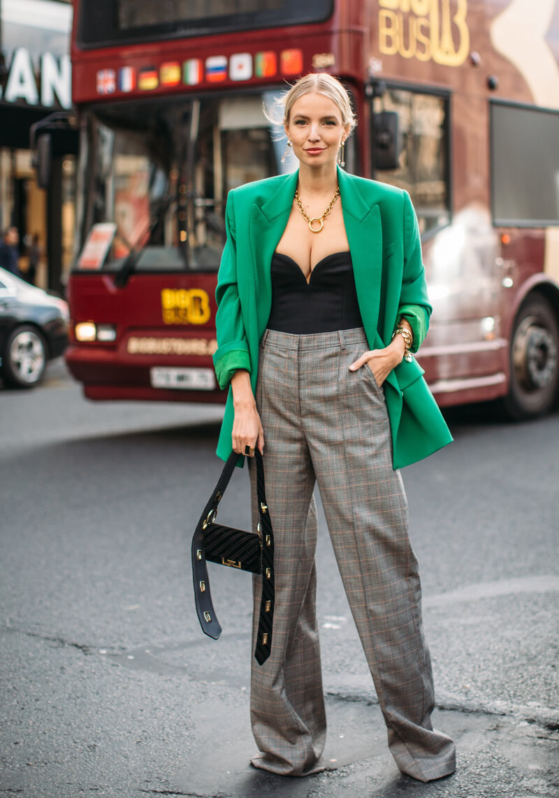 灰色裤子配什么颜色上衣最好看,灰色裤子配什么色的上衣好看