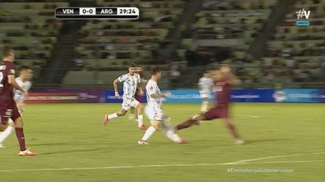 梅西被蹬踹,梅西遭恶意飞踹小腿变形