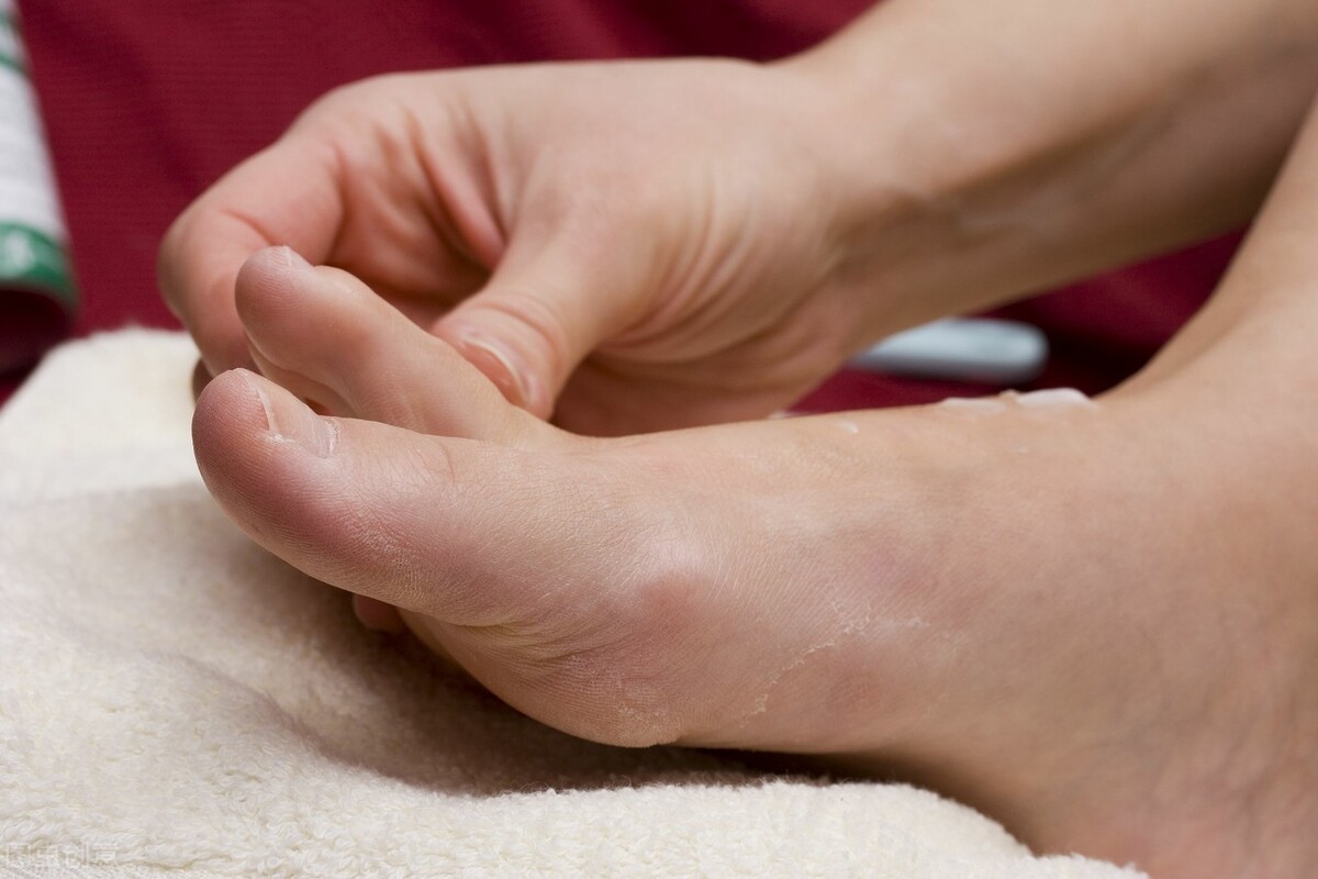 大拇指断了为什么只能用脚趾接,大拇指断了用脚拇指代替