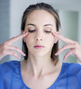 眼袋下垂别总打玻尿酸，学会这2个方法，助你打造紧致双眸