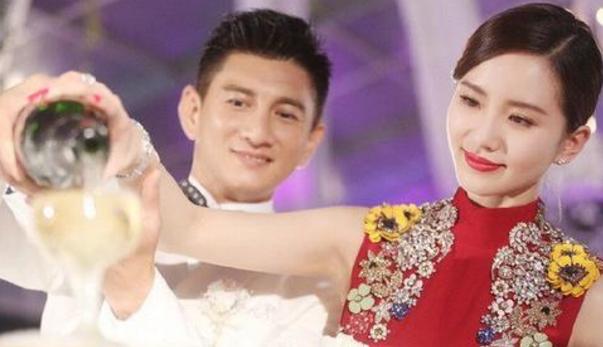 敬酒服跟酒店背景颜色一致好吗,敬酒服不选红色