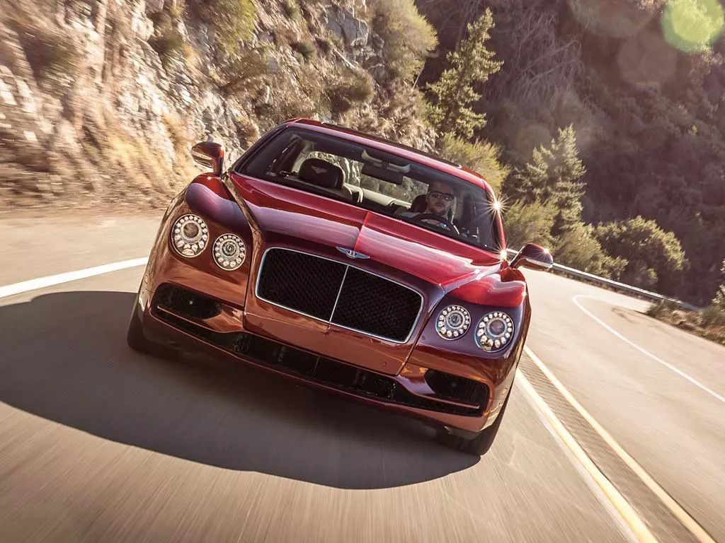 车在路上没油了熄火怎么办,车在路上没油了加油站送油吗