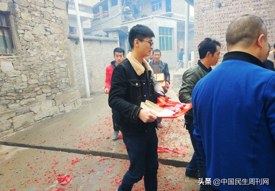 139999加“三金”，农村攀比式的婚礼，让很多未婚小伙谈婚色变