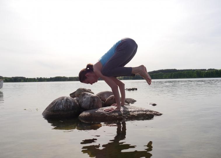 瑜伽练习，前屈中大腿后侧拉伸的疼，是伸展肌肉还是拉伸韧带？