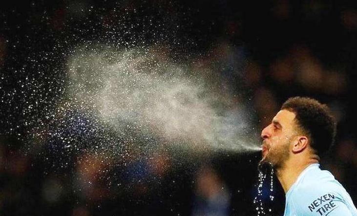 足球场为什么球员要吐口水,为什么足球球员喝水要把水吐出来