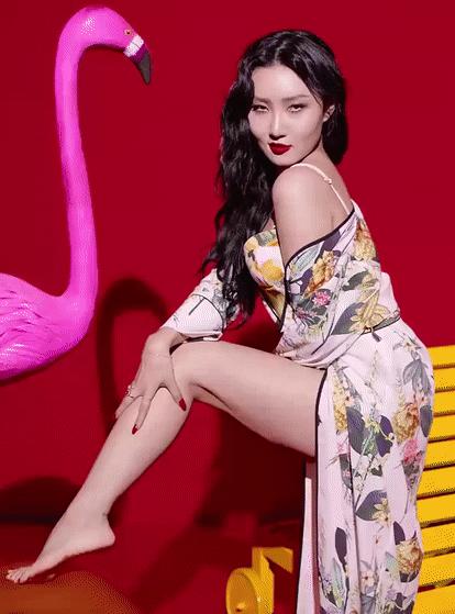 90后女神不刷牙、爱抠脚的独居生活，网友惊呼：人间真实