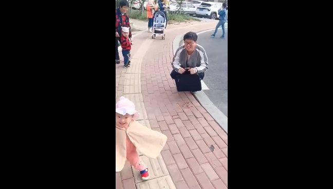 宝宝跌倒该怎么做,宝宝意外受伤正确处理方法