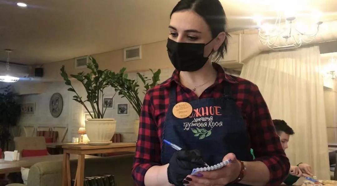 莫斯科的俄式包子铺，俄式四道菜，刚认识的17岁女孩给我做了个汤