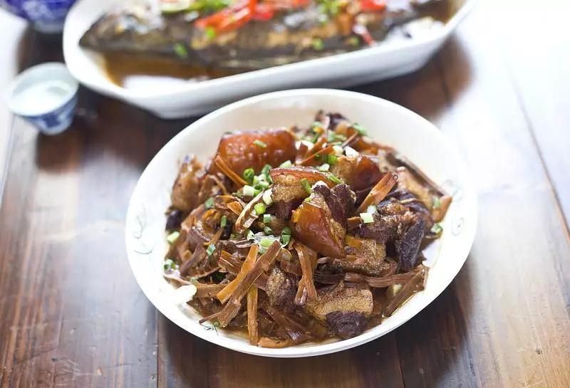 山崖上的徽派民宿,民宿古香古色的徽派民宿