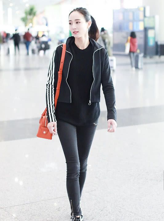 运动风挺好看，张钧甯穿短款运动衣出门，配条铅笔裤气质很好