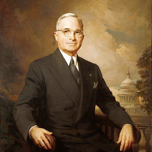 邓华缴获五箱白金龙烟，只给主席一支，主席笑笑：“财不露白”啊