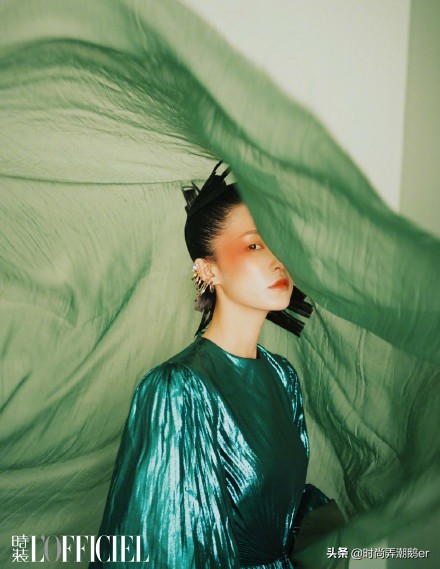 李沁超美红裙,李沁眼影亮晶晶