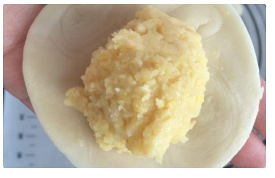 酥皮绿豆饼做法皮薄馅多,酥皮绿豆饼的家常美味做法