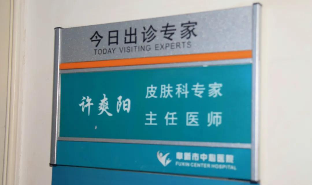 被螃蟹夹一下结果直接进了医院,被螃蟹夹进医院