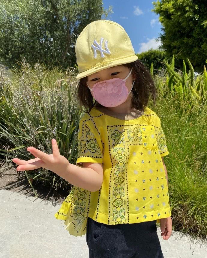 陈冠希晒女儿同框,陈冠希晒女儿萌照简直是其翻版