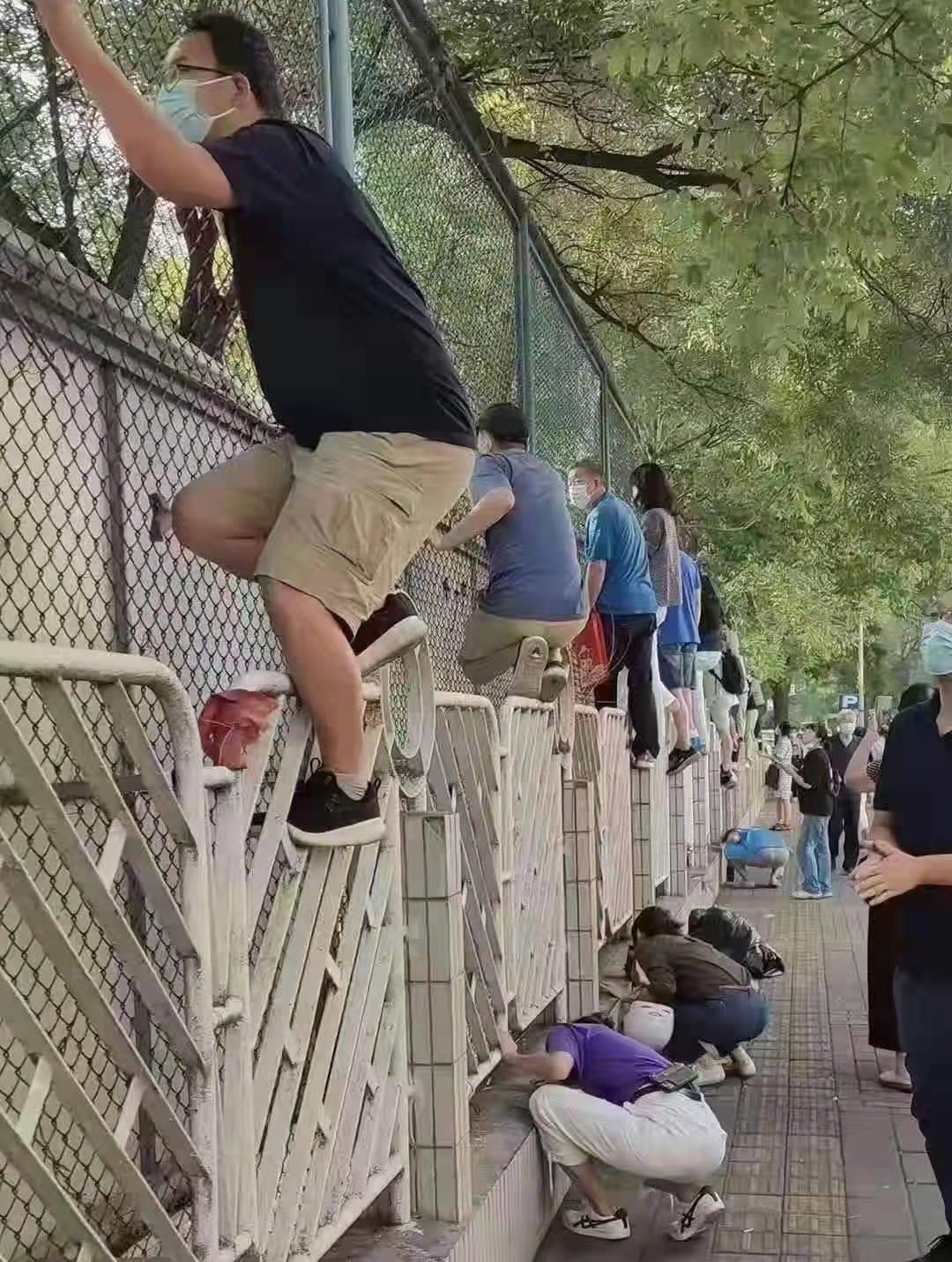 上幼儿园哭闹家长该怎么做,保育员遇到哭闹的小孩怎么办