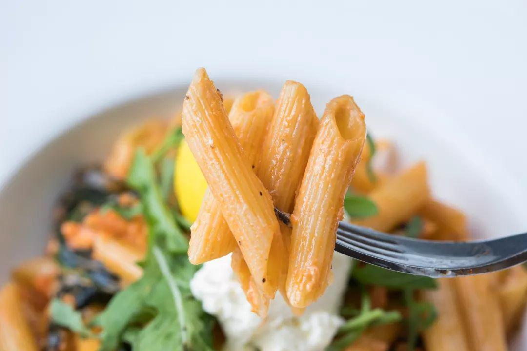 一挤就爆奶的超薄0.1pizza，被外国朋友吹上天