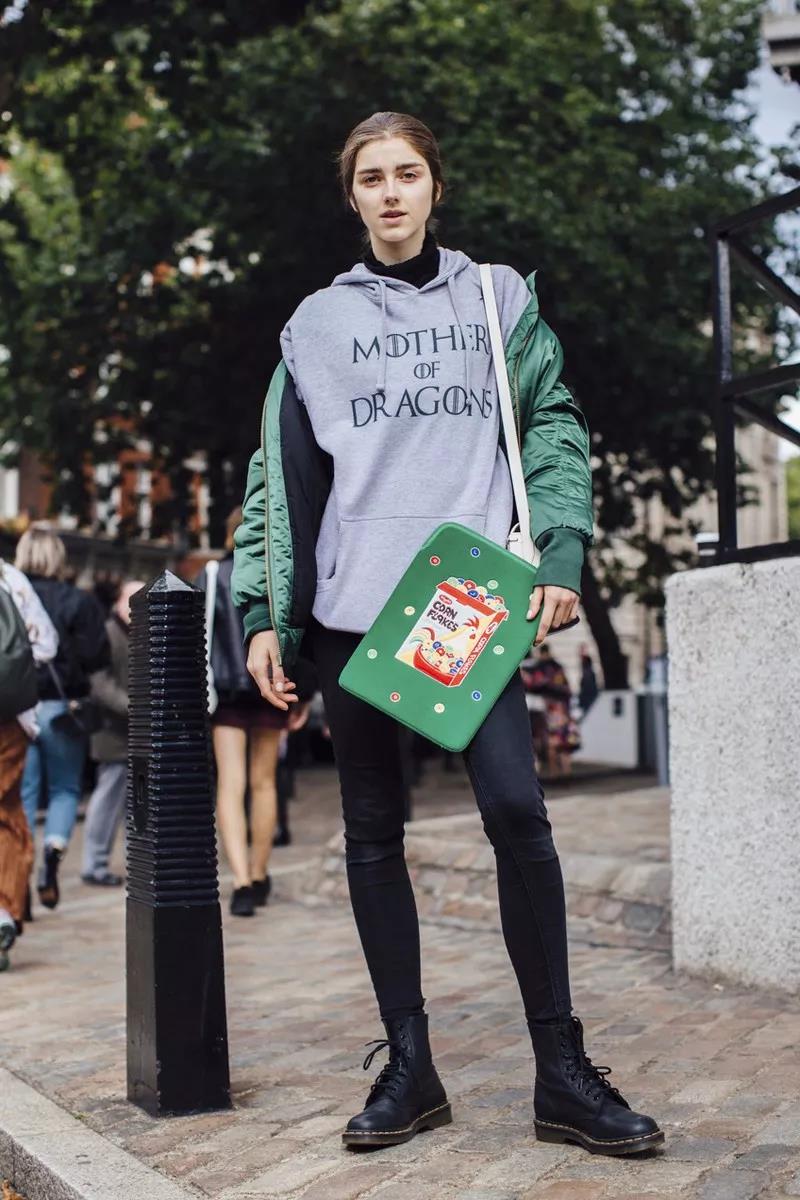 马丁靴就要过时了，今年流行穿鸳鸯鞋，搭风衣大衣特有范