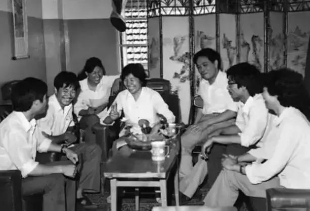 从一个袖套到“百强企业”，这位女企业家凭什么值得员工追随？