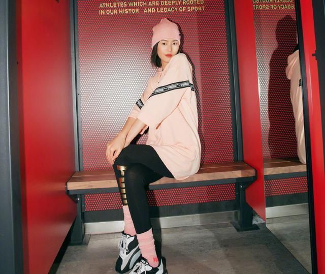 刘雯穿长筒袜的样子,刘雯绑带羽绒服