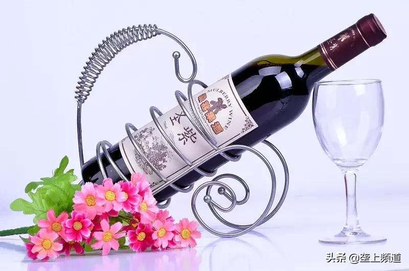 垄上优选战略携手圣果酒庄，就喜欢这种美酒佳肴纷至沓来的感觉...