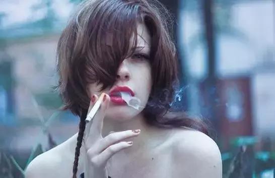 女子深夜出血检查出宫颈癌,28岁女子查出宫颈癌的4个征兆