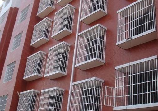 落地窗防盗网有多丑,防盗网怎样装才能又有阳光不漏水