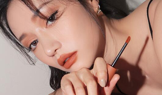 厚嘴唇怎么涂唇釉好看,上嘴唇厚怎么涂唇釉最好看