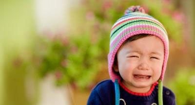 孩子哭闹该不该去哄,孩子哭闹不止是对的