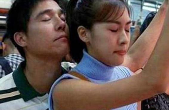 妈妈,同桌老是摸我,高情商妈妈的做法,将影响孩子一生