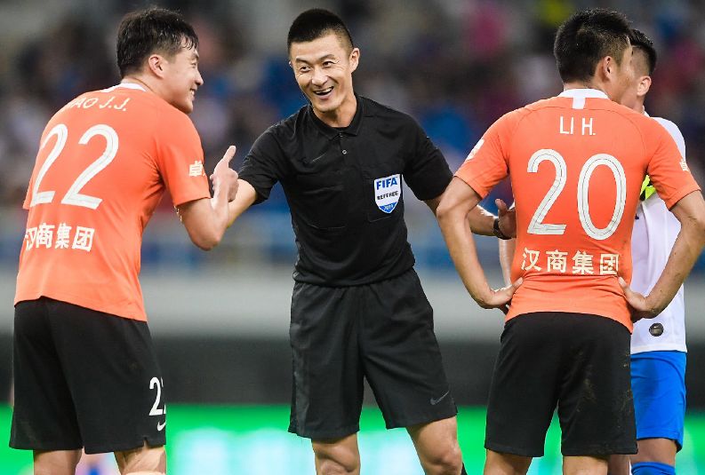 裁判,这球犯规吗?裁判反身一个字:滚!球迷:傅明何“复明”