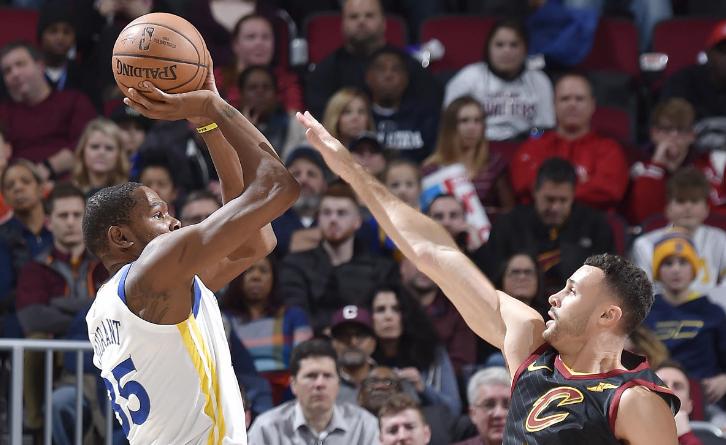 杜兰特全场24中14砍35分8板8助,杜兰特将暴砍50分拿下天王山