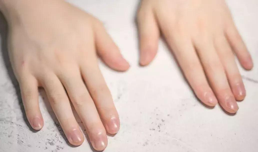 我应该给这些被骗来做美甲的男生道个歉