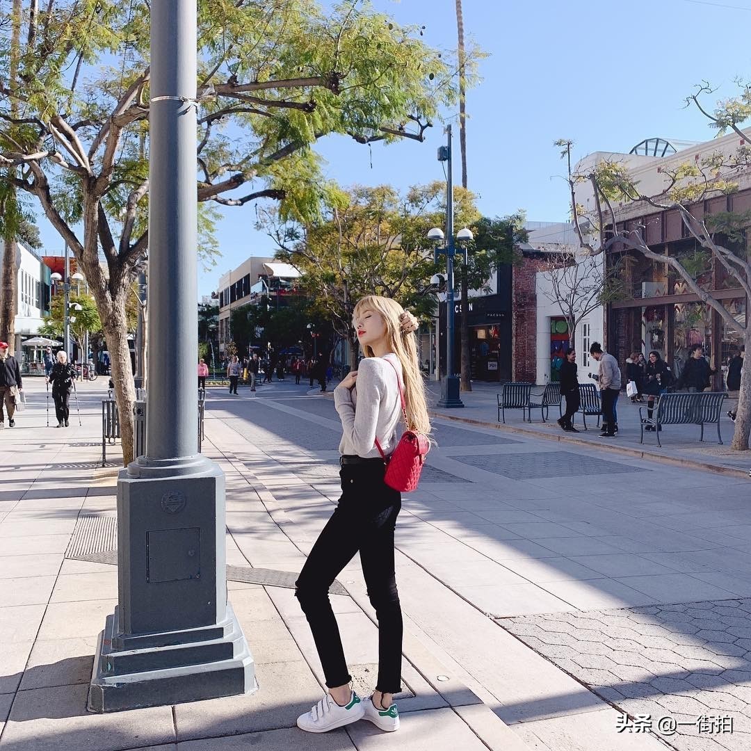 lisa超短裙穿搭,lisa伦敦百褶裙