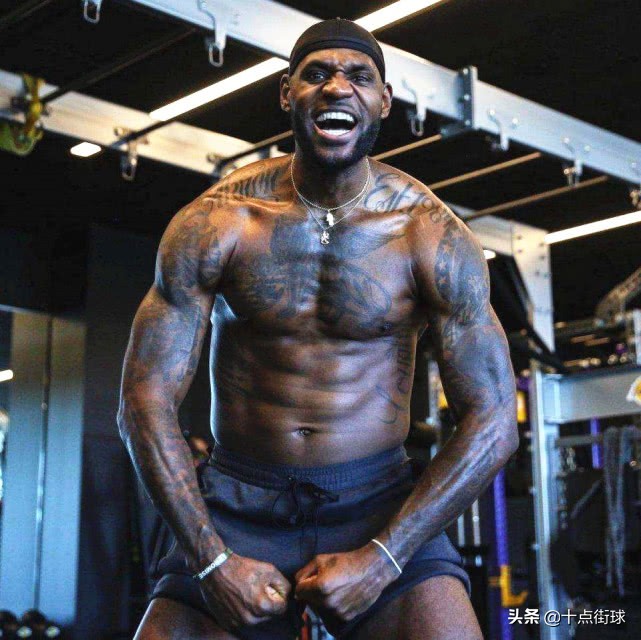 为什么黑人运动员普遍存在于篮球足球田径，却少见于举重当中？