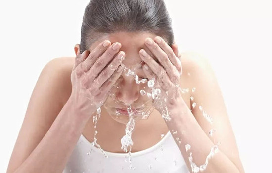 芦荟胶的作用和功效能天天抹脸吗,芦荟胶天天涂脸的功效与作用