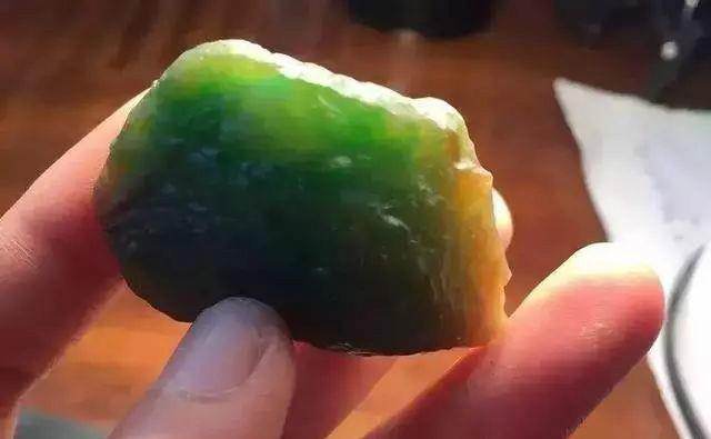 又靓又便宜的翡翠原石,翡翠原石市场小精品