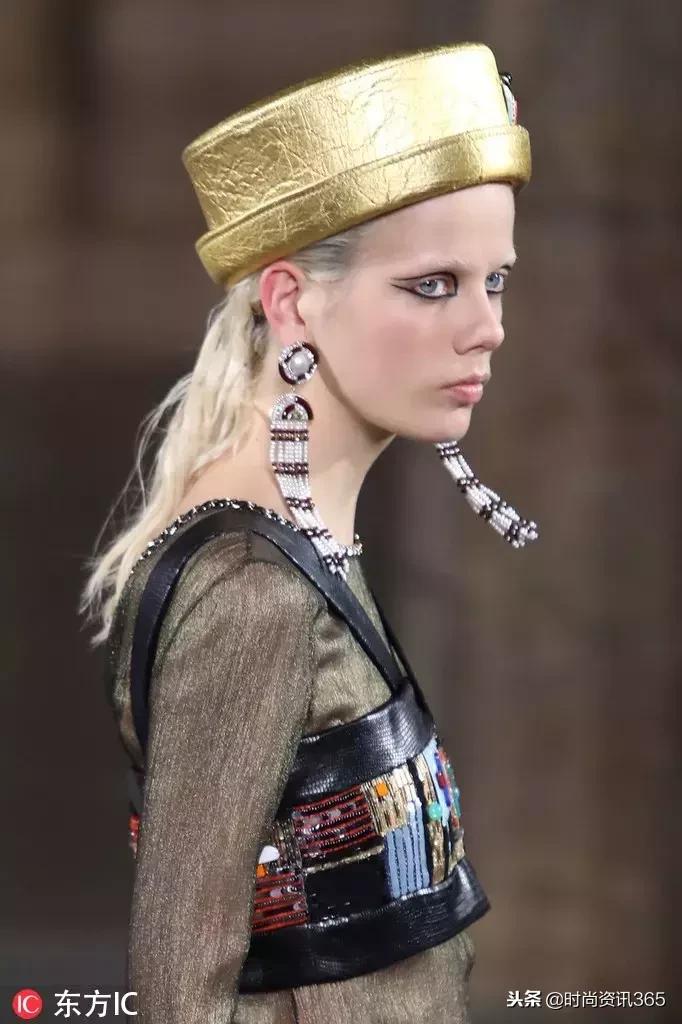 “埃及风”也刮到了时尚圈？CHANEL用金丝银线为你解答！