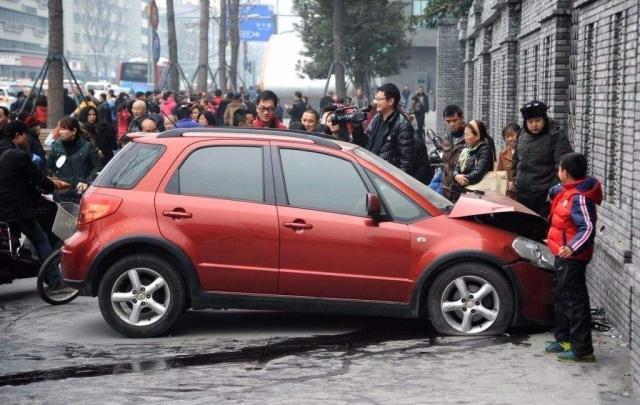 车撞墙离开事故现场还能报保险吗,车撞墙以后挪走了还可以报保险吗