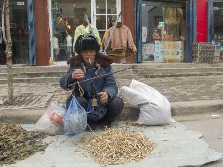 老人说卖的叫“银丝”,我没见过,看看是啥?