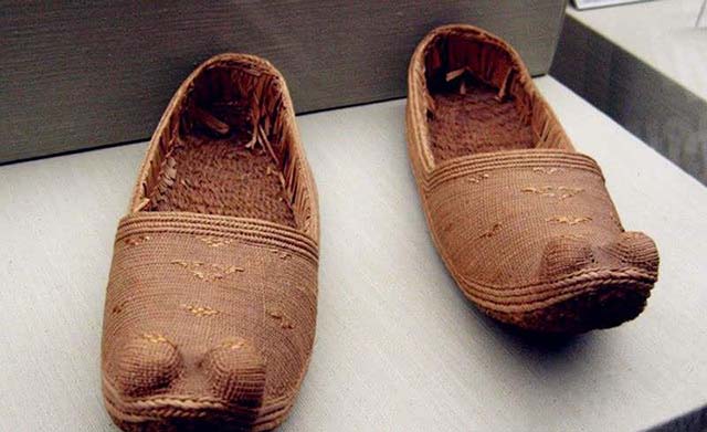 古人鞋子前面翘起来的叫什么,古人的鞋子为什么都是鞋尖朝上的