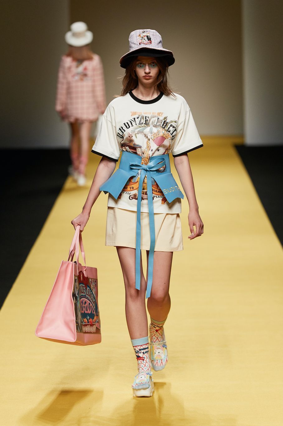 BronzeLuciaX饿了么X光芒联名潮品，助力可持续时尚