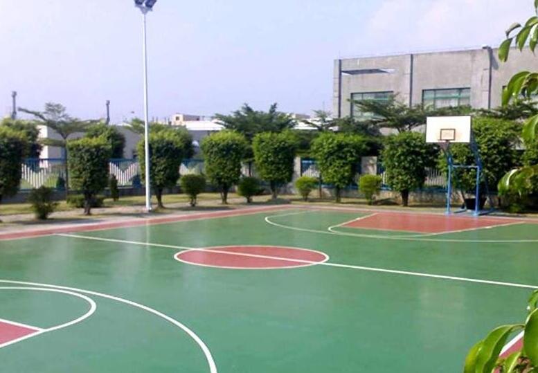 室外地面体育场地用什么材料铺,室外篮球场地面材料价格对比