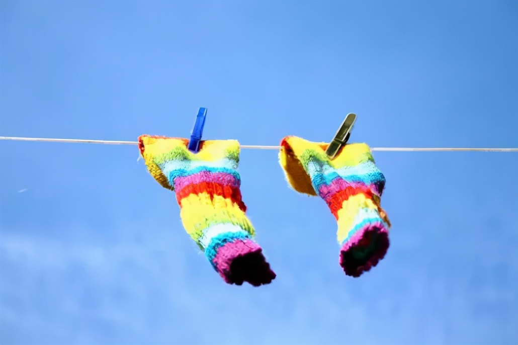 手指头脱皮是缺乏哪种维生素,脚脱皮是什么原因缺乏什么维生素