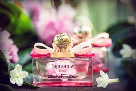 携手菲拉格慕香水，不负韶华，只赴一场春日之约