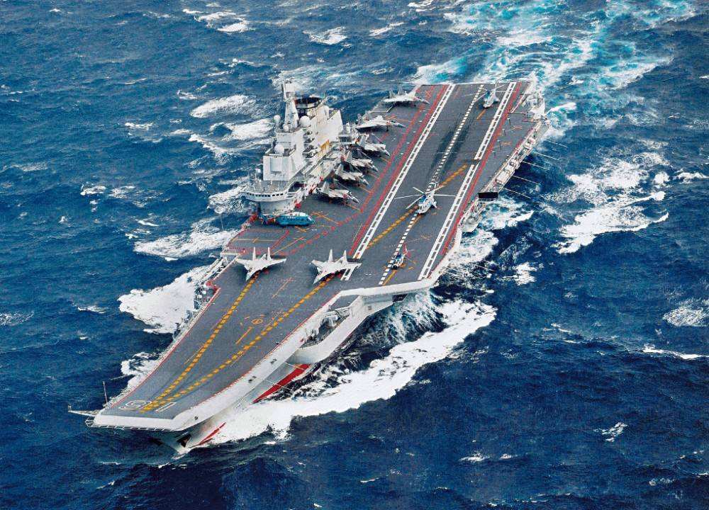 两个足球场大小的岛,两个航母一个大型甲板