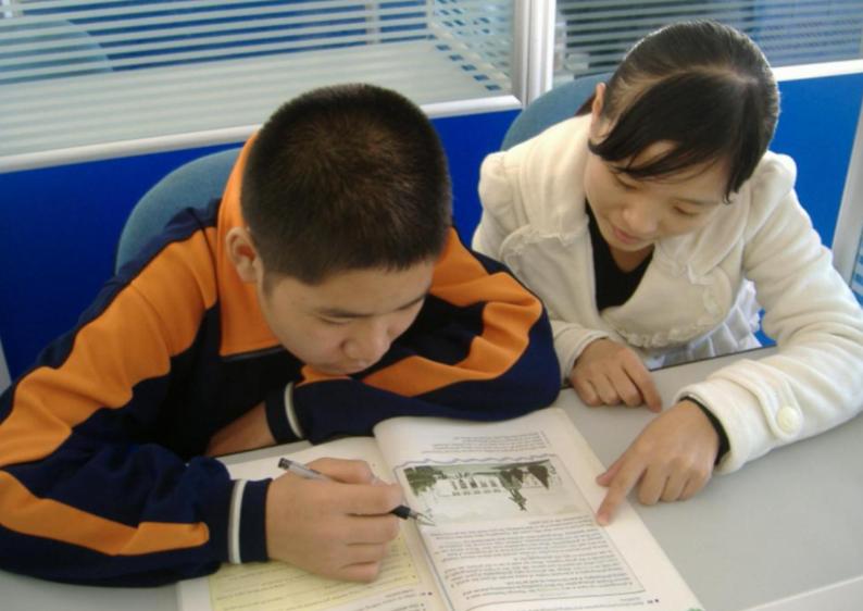 住家家庭老师薪资,做家政的老师一般工资多少