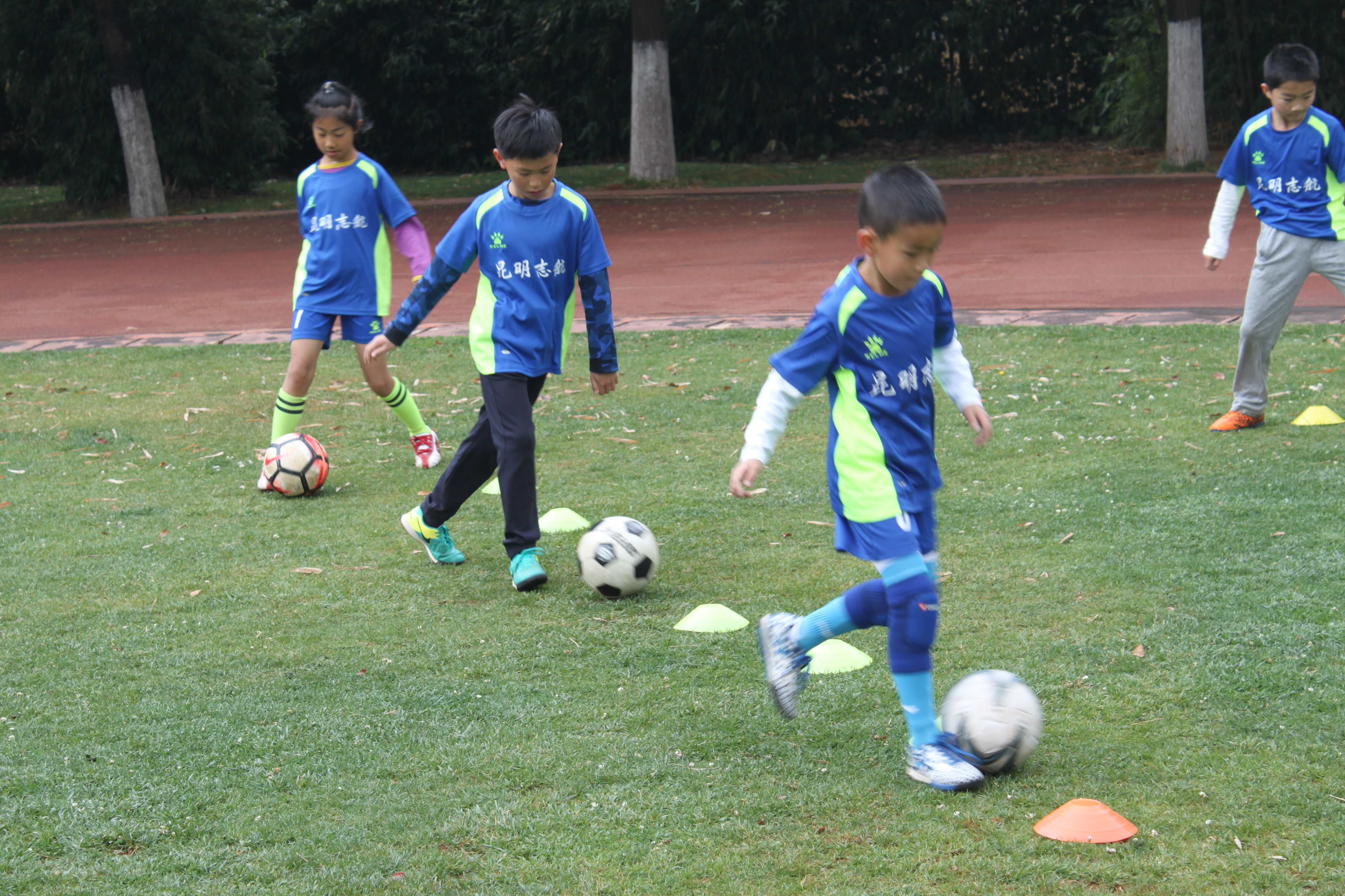 零基础的小朋友怎么教踢足球,昆明足球成人训练