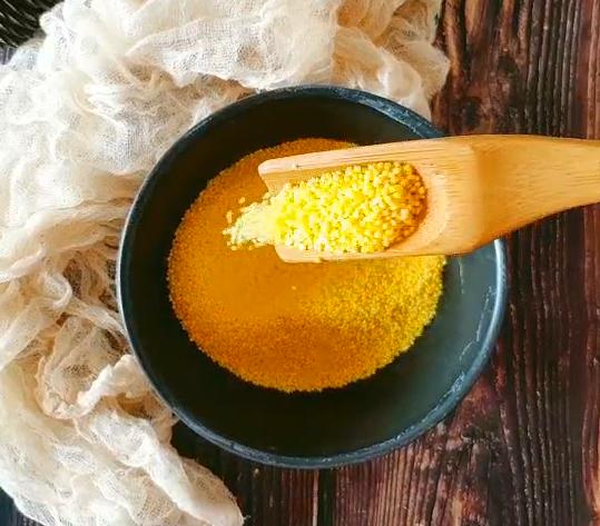 小米别熬粥了加一碗清水做成凉糕,小米新吃法小米糕