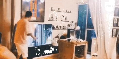 巴萨丢球搞小动作,巴萨布斯克茨假摔偷笑